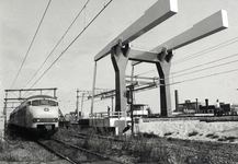 170413 Gezicht op de nieuwe spoorbrug over de Vecht te Weesp, met links een electrisch treinstel Plan V (mat. 1964) van ...